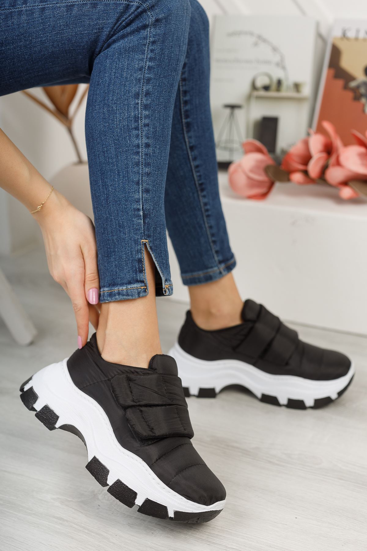 Mulo Siyah Cırt Cırt Detay Yüksek Taban Bayan Spor Ayakkabı
