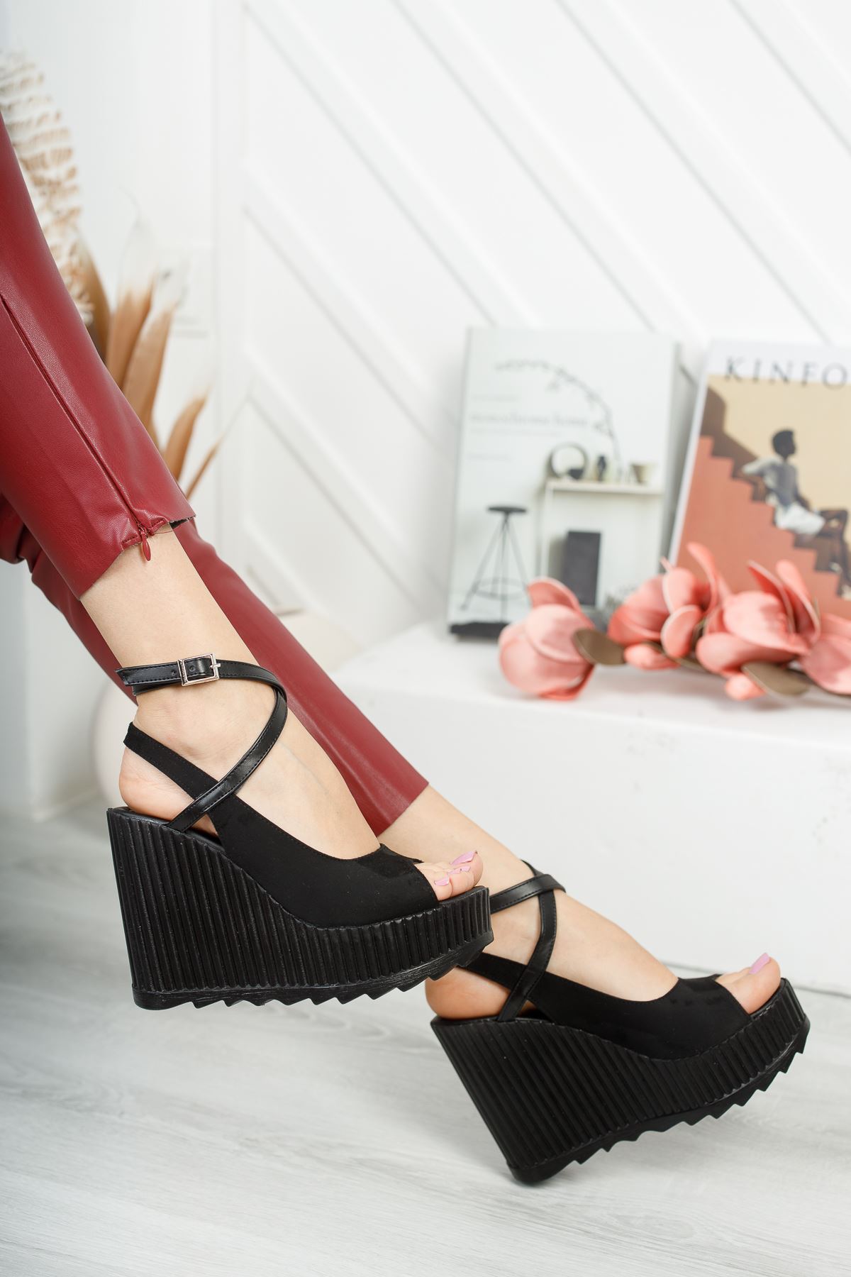 Serkar Süet Siyah Tokalı Platform Kadın Ayakkabı