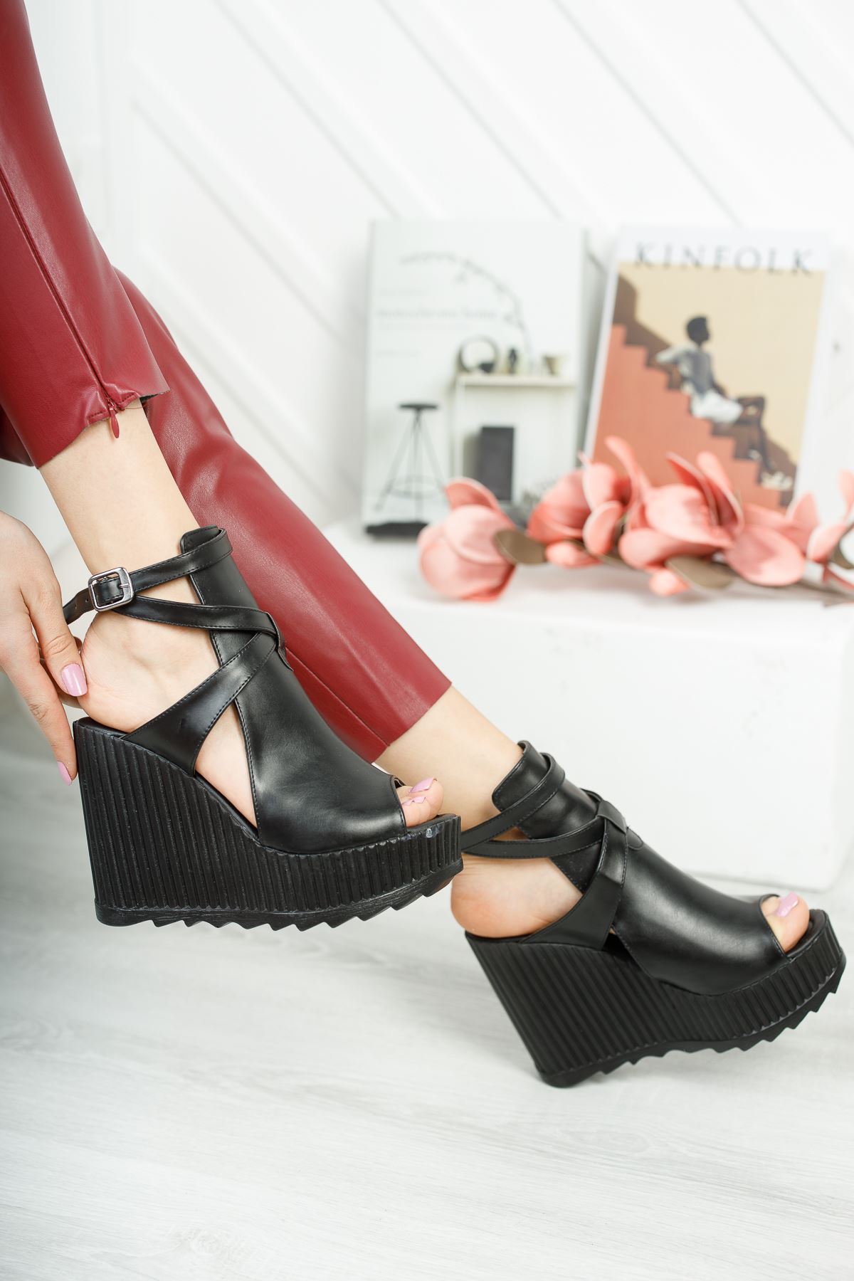 Gemaş Siyah Cilt Platform Topuk Kadın Ayakkabı