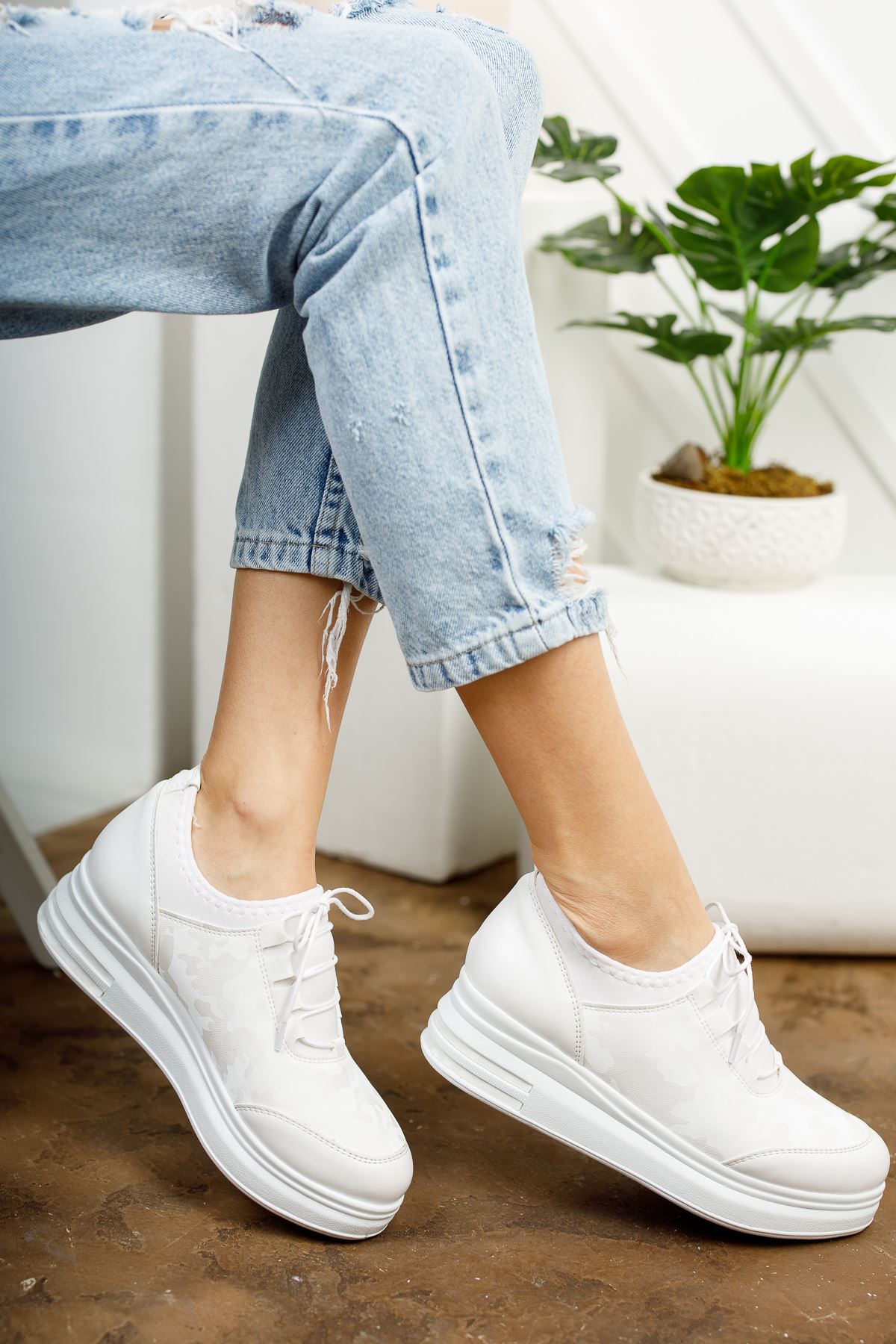 Zeytuni Beyaz Ortapedik Beyaz Taban Beyaz Desenli Bayan Spor Ayakkabı