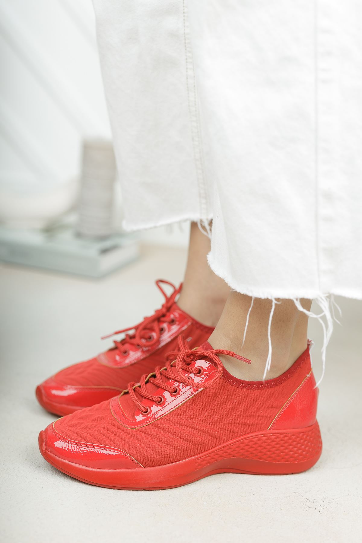 Verda Kırmızı Parlak Bağcıklı Triko Kadın Spor Ayakkabı