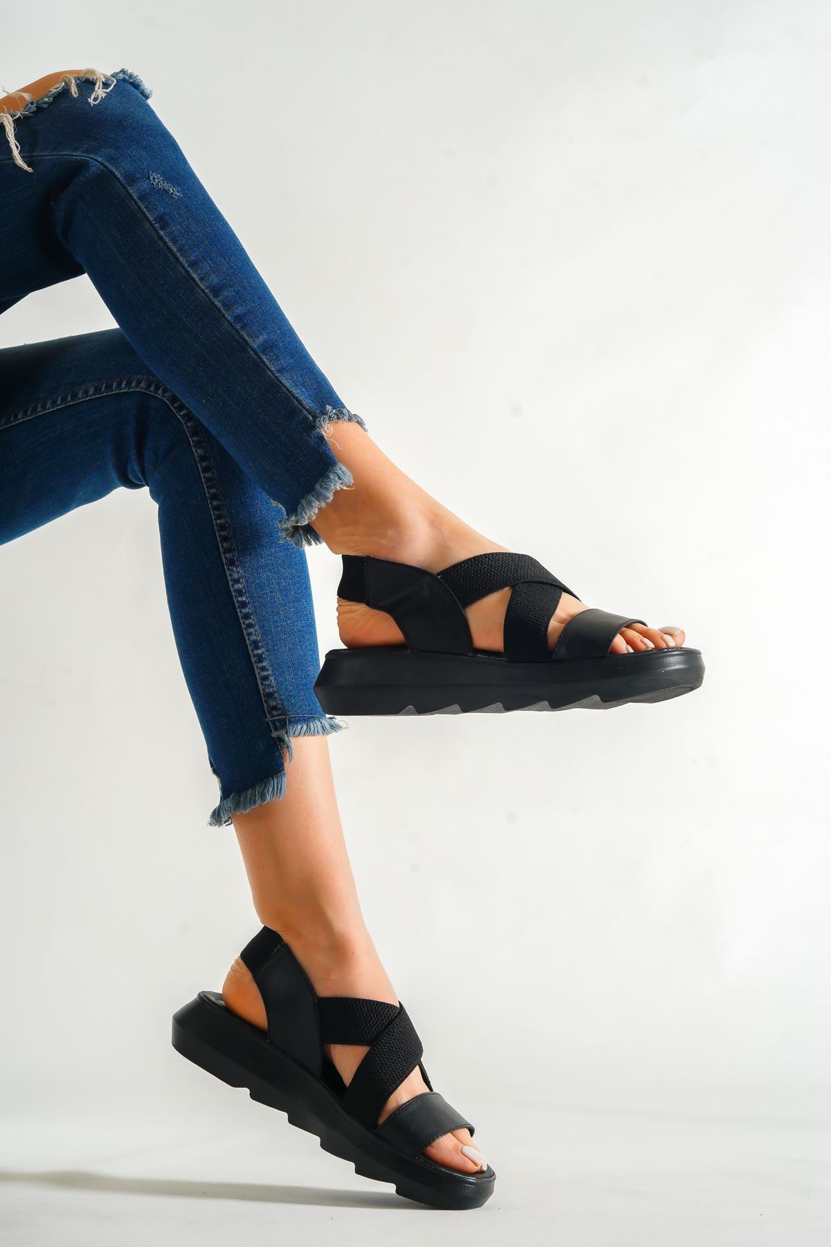 Sydney Siyah Lastikli  Cilt Sandalet