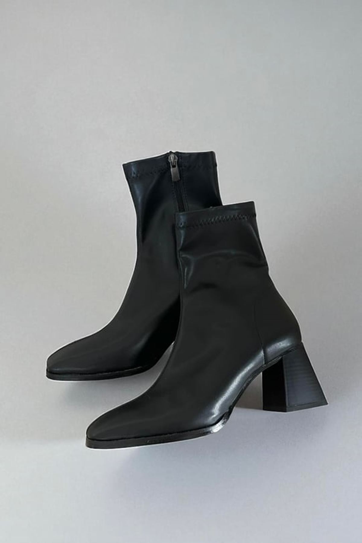 Lio Shoes Kadın Siyah Sivri Burun Kalın Topuklu Streç Bot