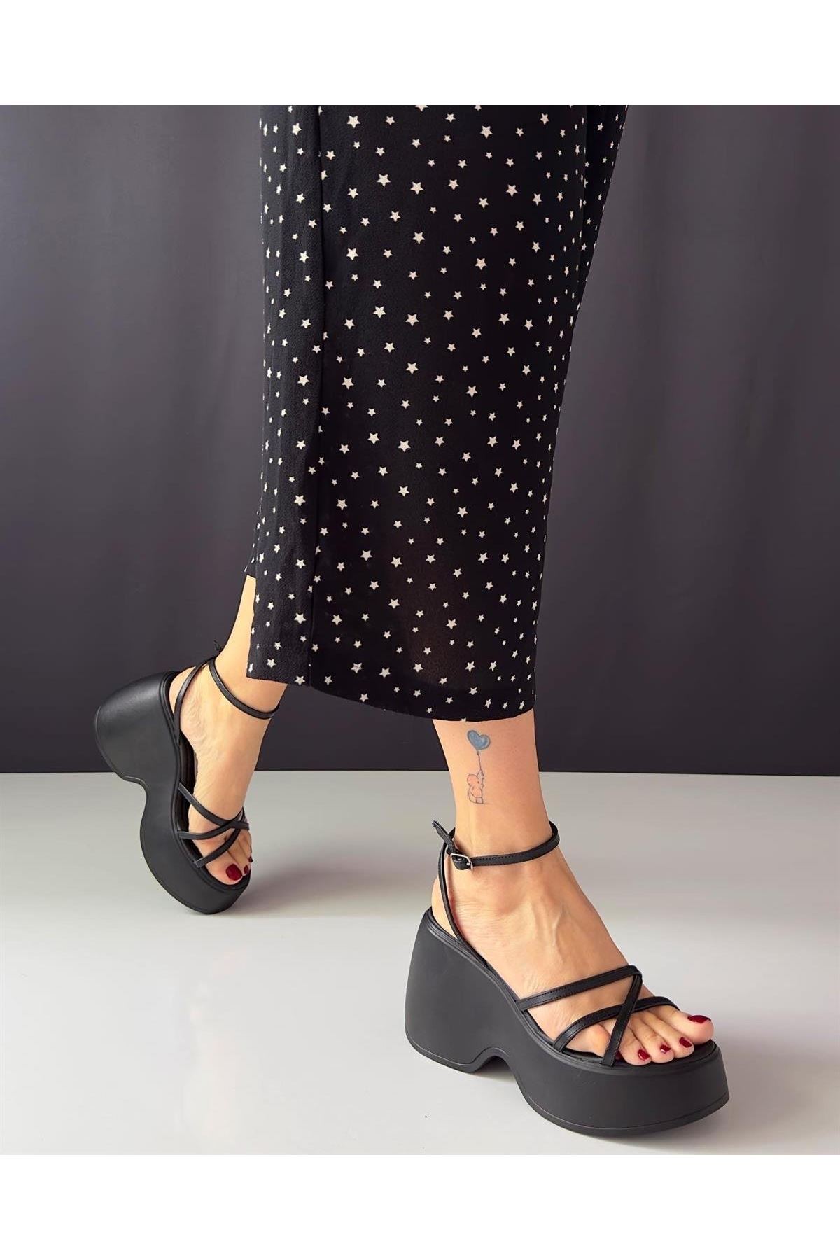Dolgu Topuklu Kadın Sandalet - Siyah Deri