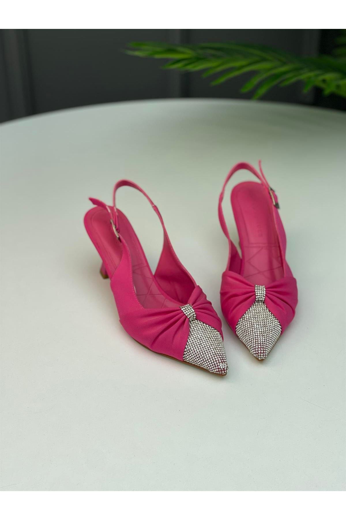 PEMBE TAŞLI FİYONKLU ARKASI AÇIK KADEH TOPUKLU AYAKKABI 