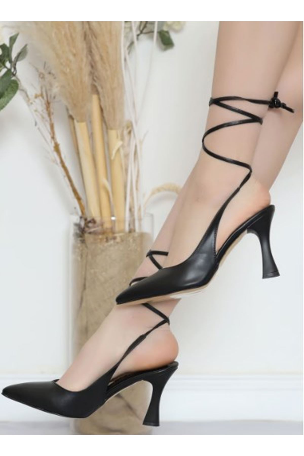 SİYAH BAĞLAMALI KADIN TOPUKLU AYAKKABI