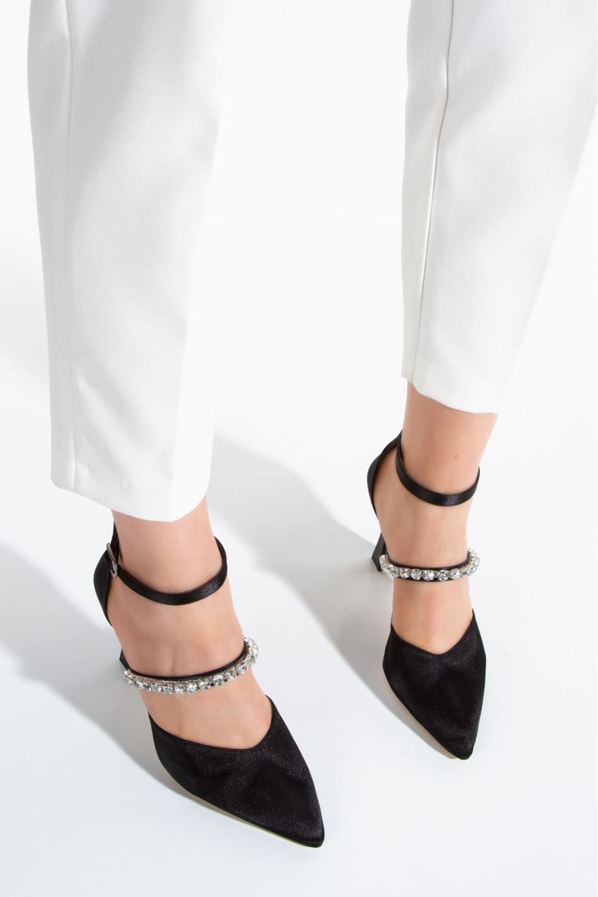 Rodi Üstten Taşlı SİYAH Saten Malzeme Topuklu Kadin Ayakkabı	