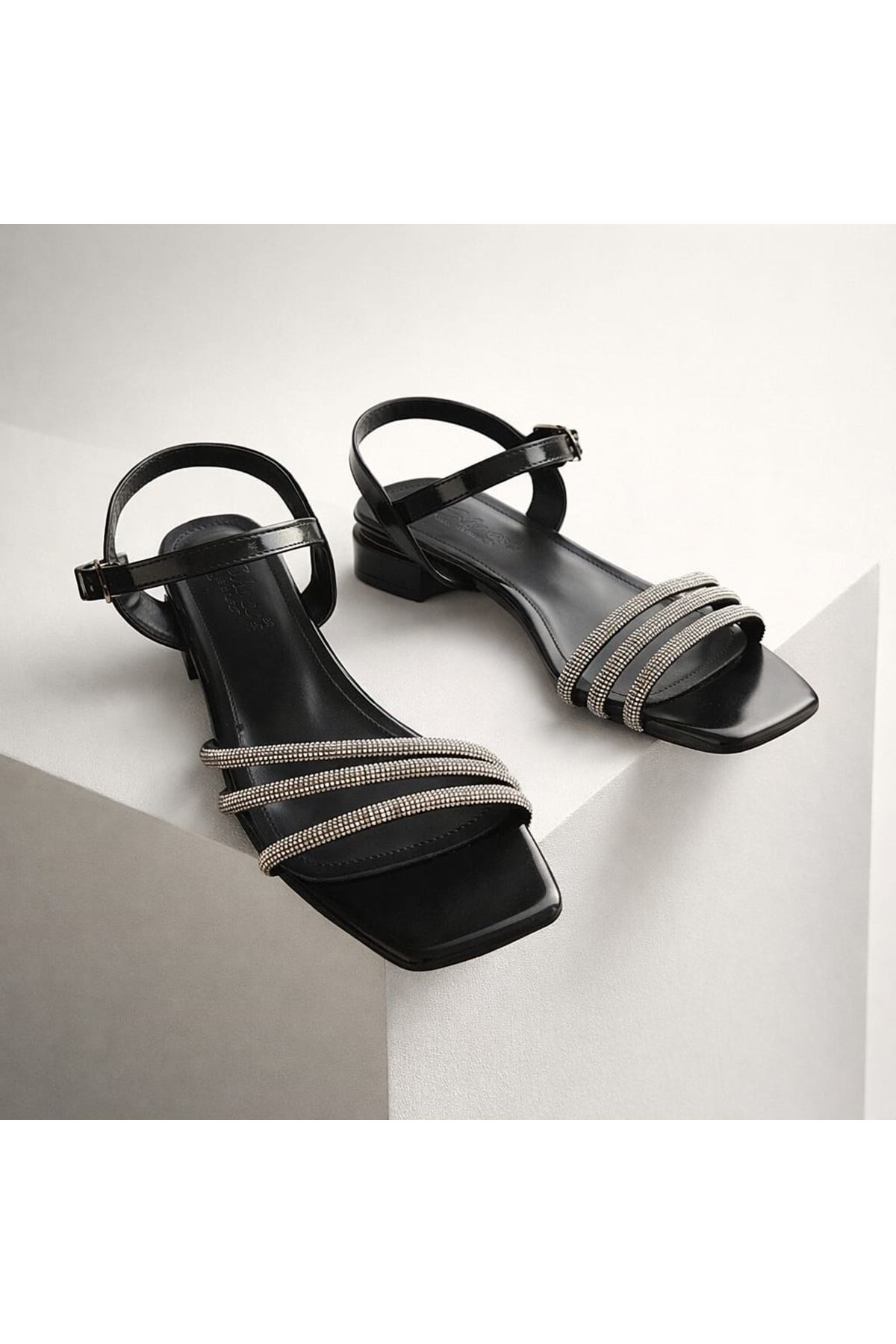 Kadın Şeritli Arkası Açık Siyah Topuklu Ayakkabı