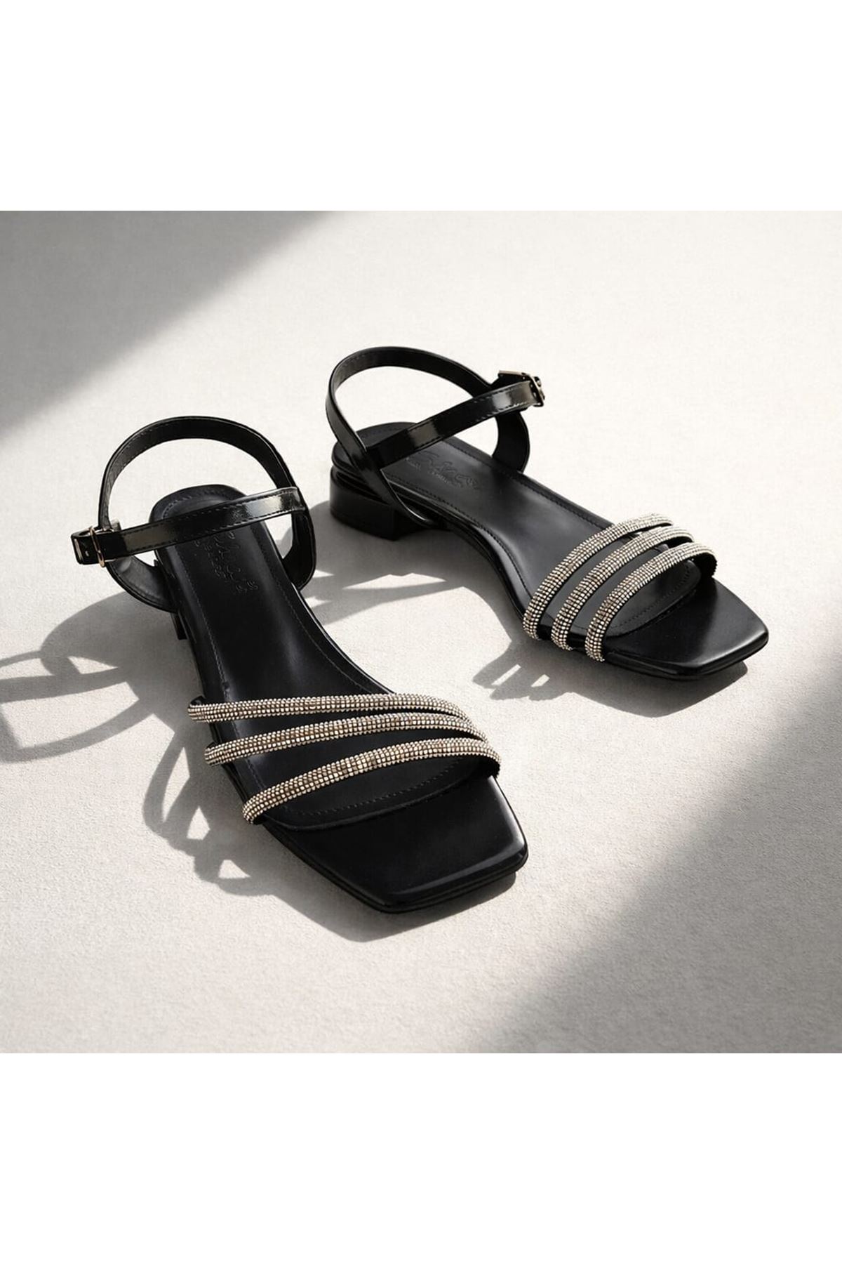 Goze Kadın Taşlı  Şeritli Arkası Açık Siyah Topuklu Ayakkabı