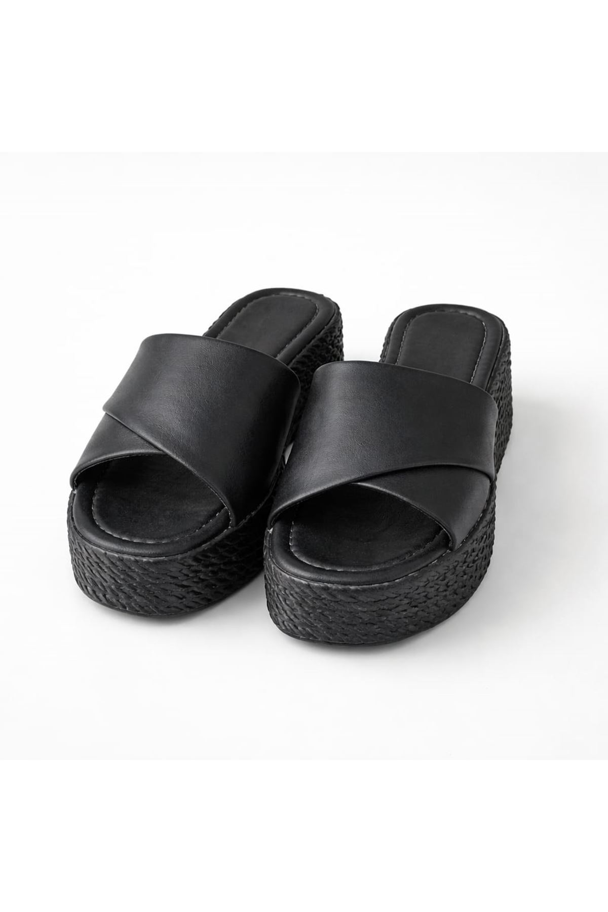 Qılmarı Hasır ve Düz Kalın Siyah Kadın Dolgu Topuklu Terlik