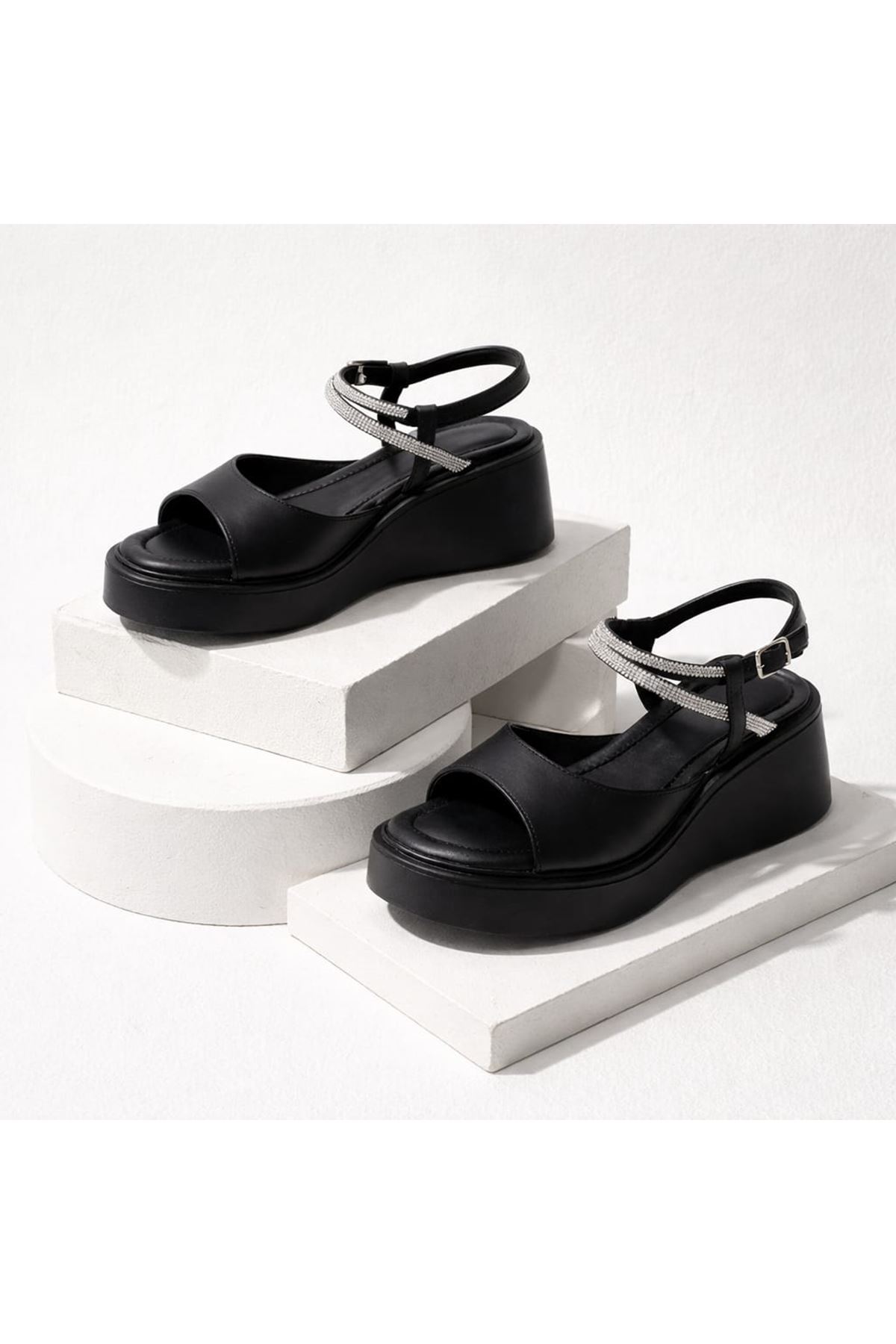 Quli Taş Detaylı Siyah Dolgu Topuk Sandalet