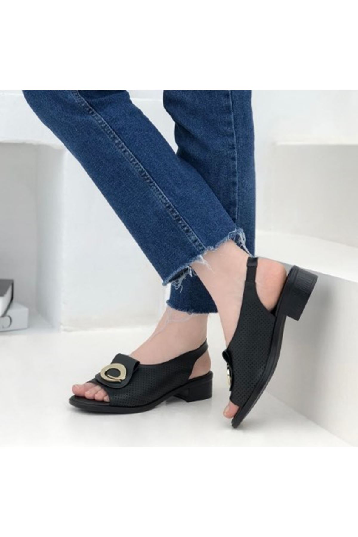 Tokalı Topuğu Açık Kadın Sandalet Siyah