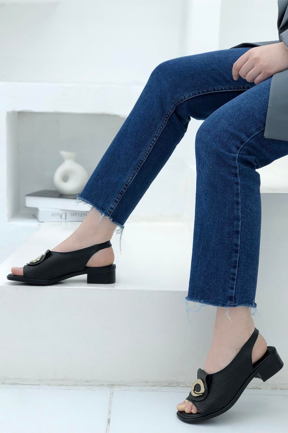 Tokalı Topuğu Açık Kadın Sandalet Siyah