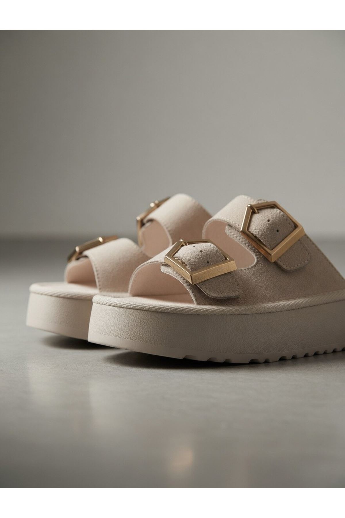PENTA Kadın Bej Rahat Kalıp Yüksek Taban Tokalı Terlik 