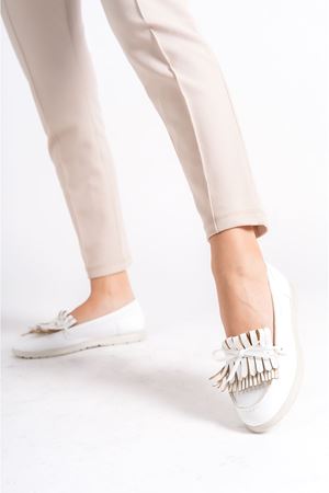 Wervay Beyaz Fiyonklu Püsküllü Kadın Babet   A3