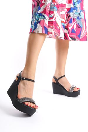 007  Dolgu Tabanlı Taşlı Siyah Kadın Ayakkabı   D-2