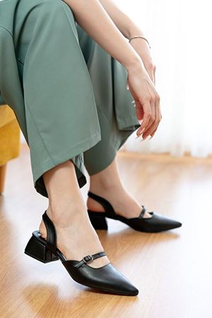 Siyah Önü Baretli  Sivri Burun Topuklu Ayakkabı