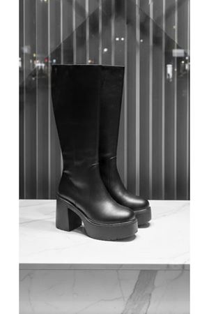 Siyah Cilt Hafif ve Yüksek Topuklu Şık Rahat Çizme