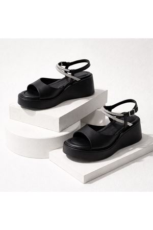 Quli Taş Detaylı Siyah Dolgu Topuk Sandalet