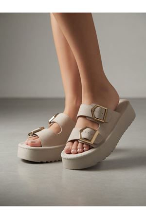 PENTA Kadın Bej Rahat Kalıp Yüksek Taban Tokalı Terlik 